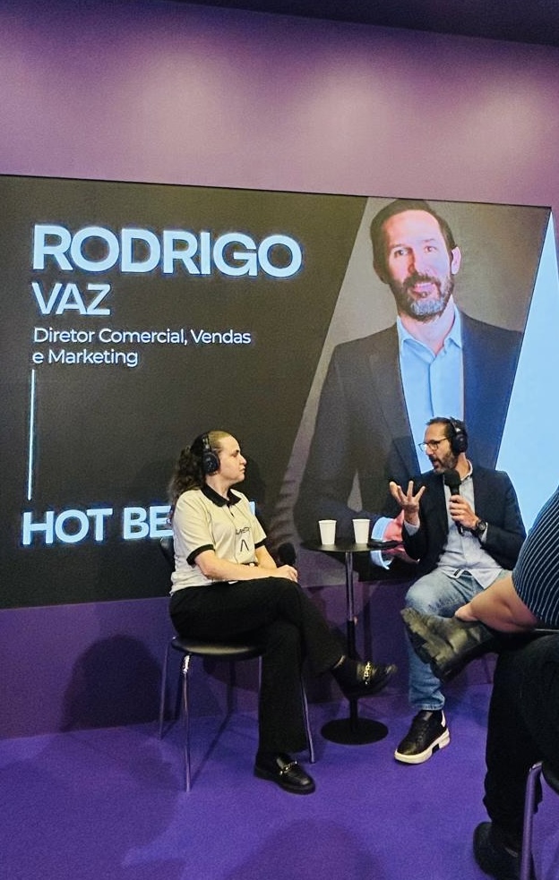 Rodrigo Vaz participando de um painel do setor