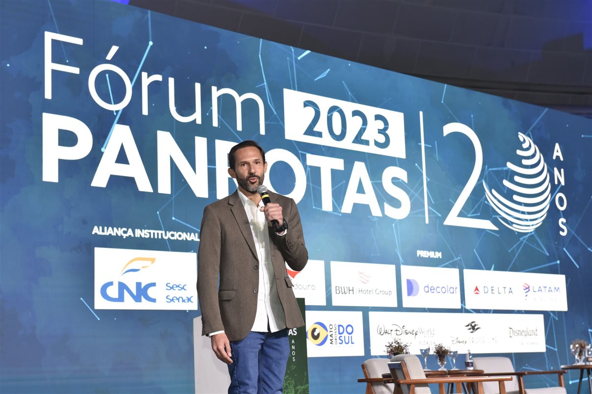 Fórum PANROTAS 2023 — No palco do principal encontro de líderes do turismo brasileiro.