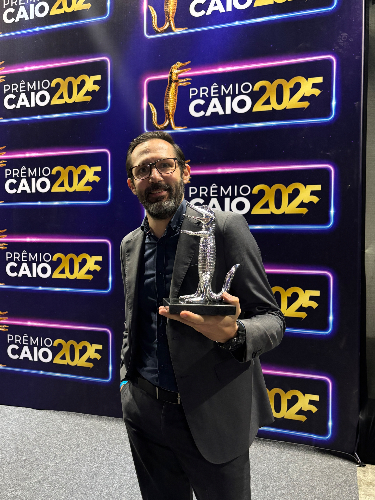 Rodrigo Vaz com o troféu do Prêmio Caio 2025